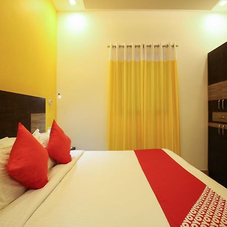 Hotel Oyo 10152 Rail View Residency à Alappuzha Extérieur photo