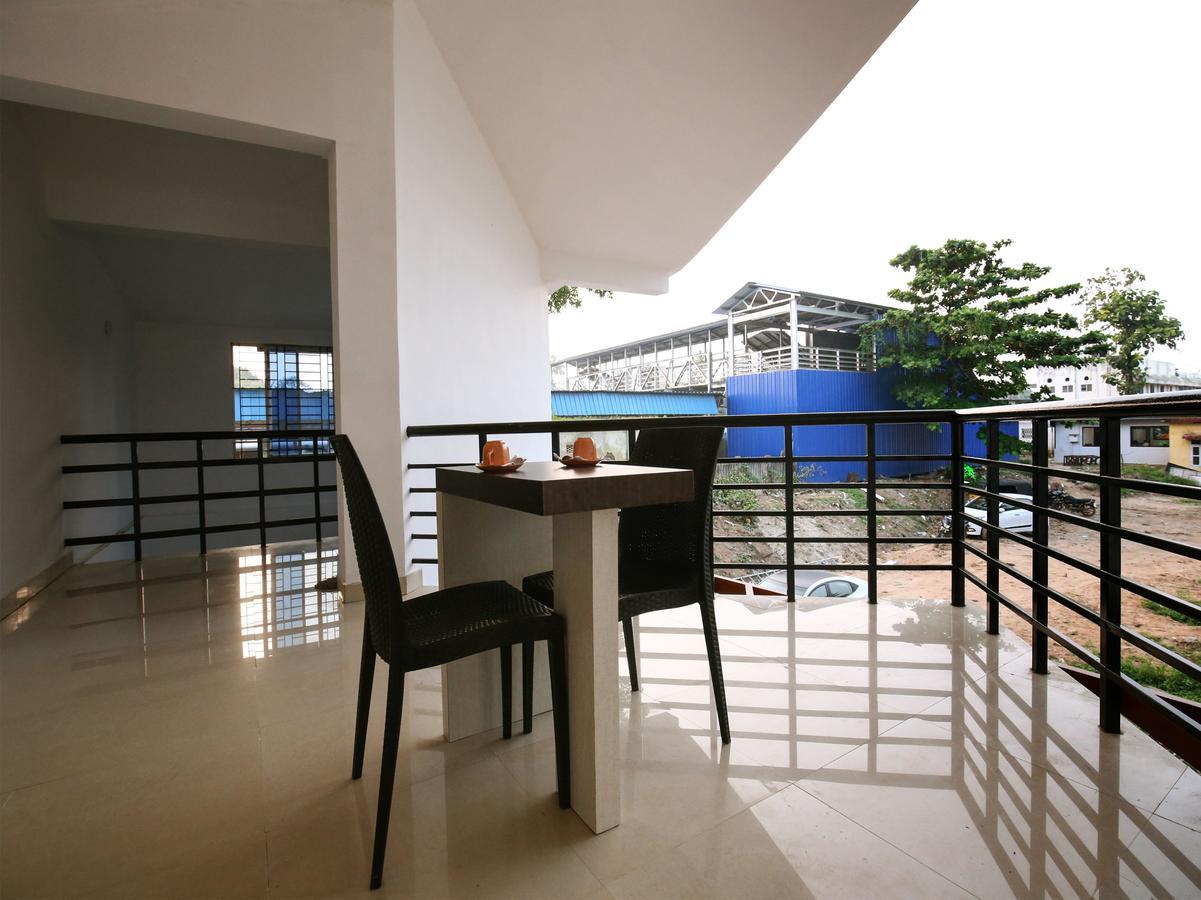 Hotel Oyo 10152 Rail View Residency à Alappuzha Extérieur photo