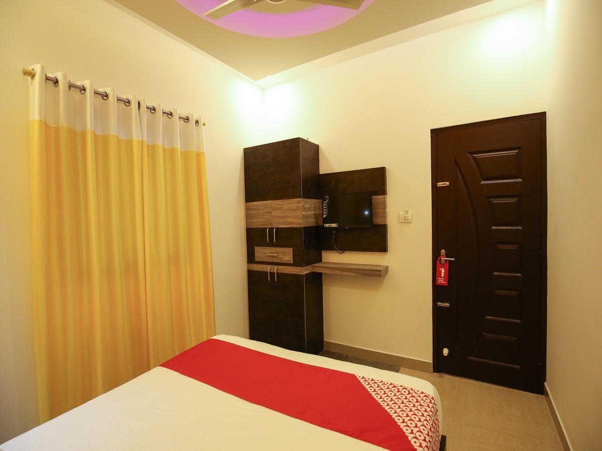 Hotel Oyo 10152 Rail View Residency à Alappuzha Extérieur photo